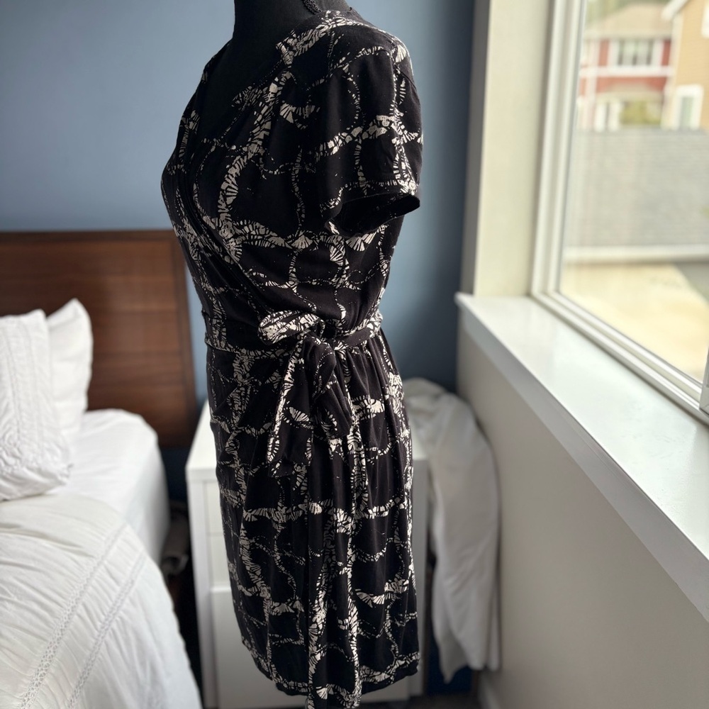 Banana Republic Black and White Abstract Mini V-Neck Wrap Dress - Picture 7 of 17